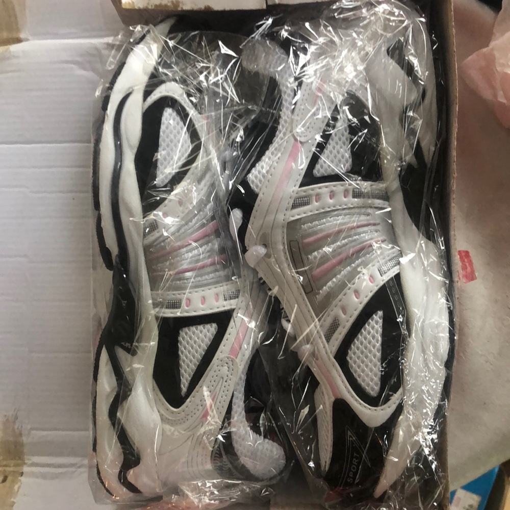 Dream Seek women’s sneakers white ,black and pink